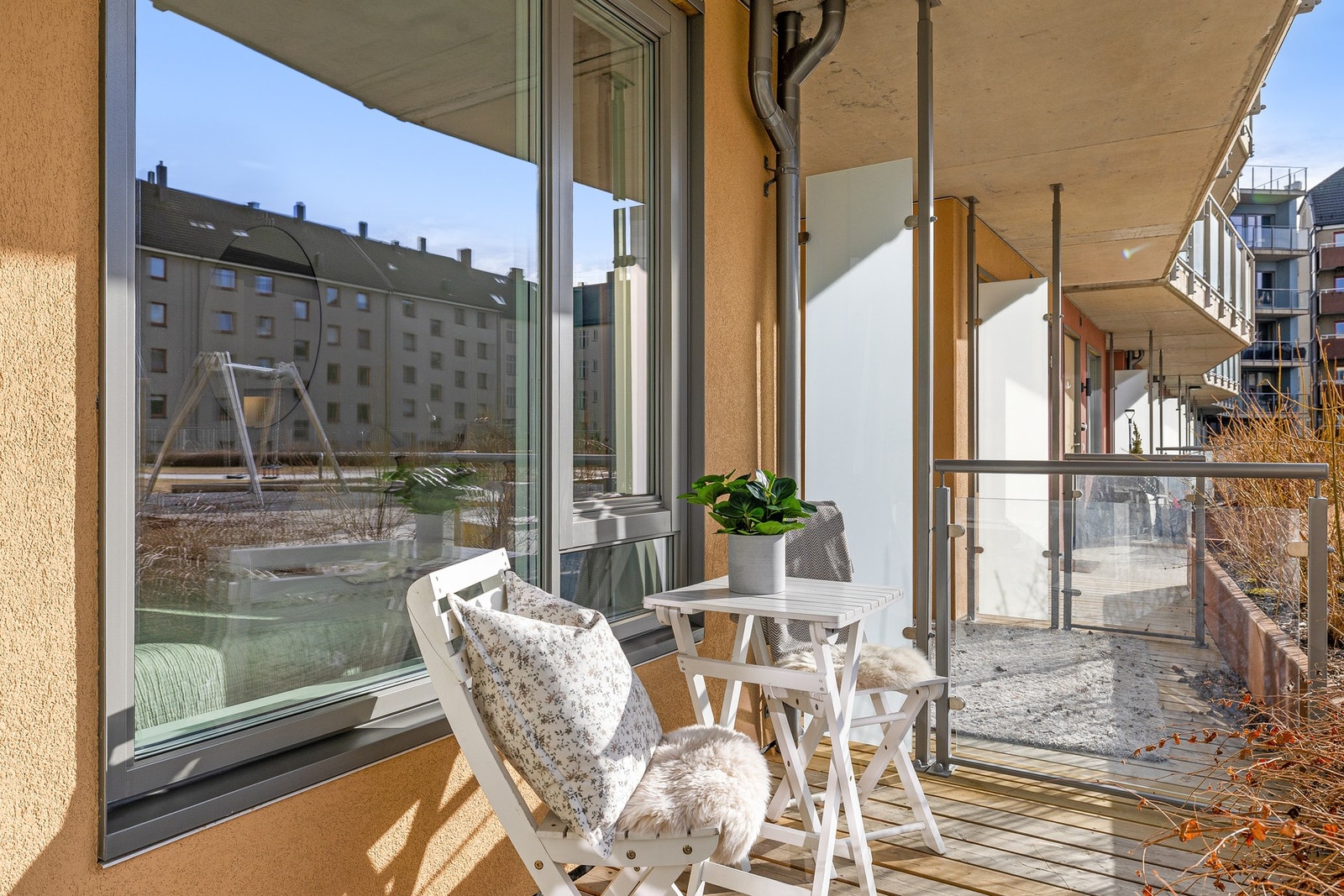 Her har du god plass til å etablere sittegruppe eller annet ønskelig utendørsmøblement. Galleribilde