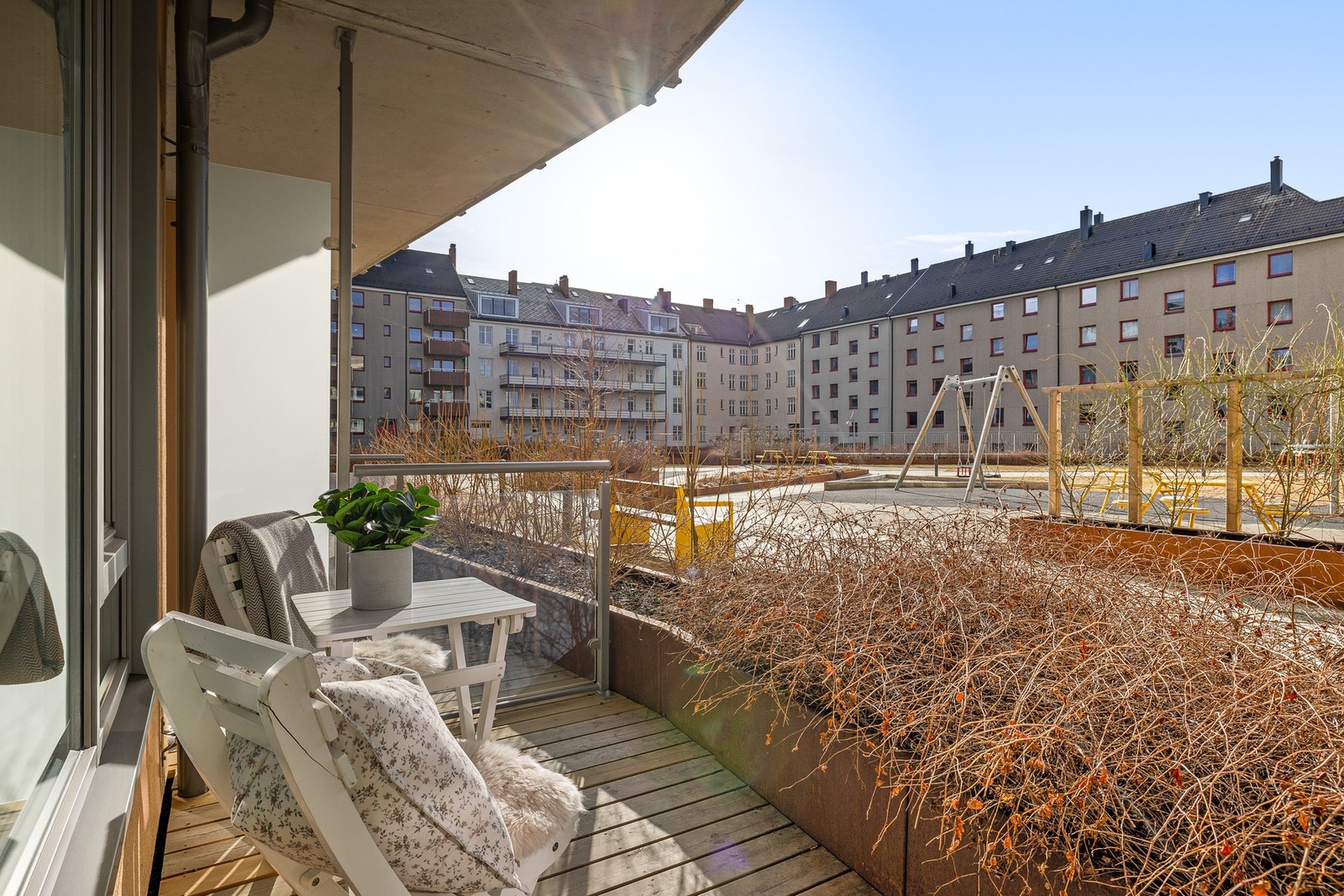 I forlengelse av oppholdsrommet kommer du ut til leilighetens koselige terrasse på 5,7 kvm. Foran blokka er det et større åpent areal, noe som maksimerer de gode solforholdene og skaper en luftig atmosfære. Galleribilde