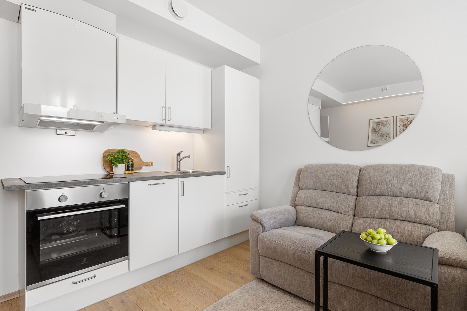 Det tidløse kjøkkenet fremstår moderne og praktisk med lyse fronter og laminert benkeplate. Godt med skap- og benkeplass. Galleribilde