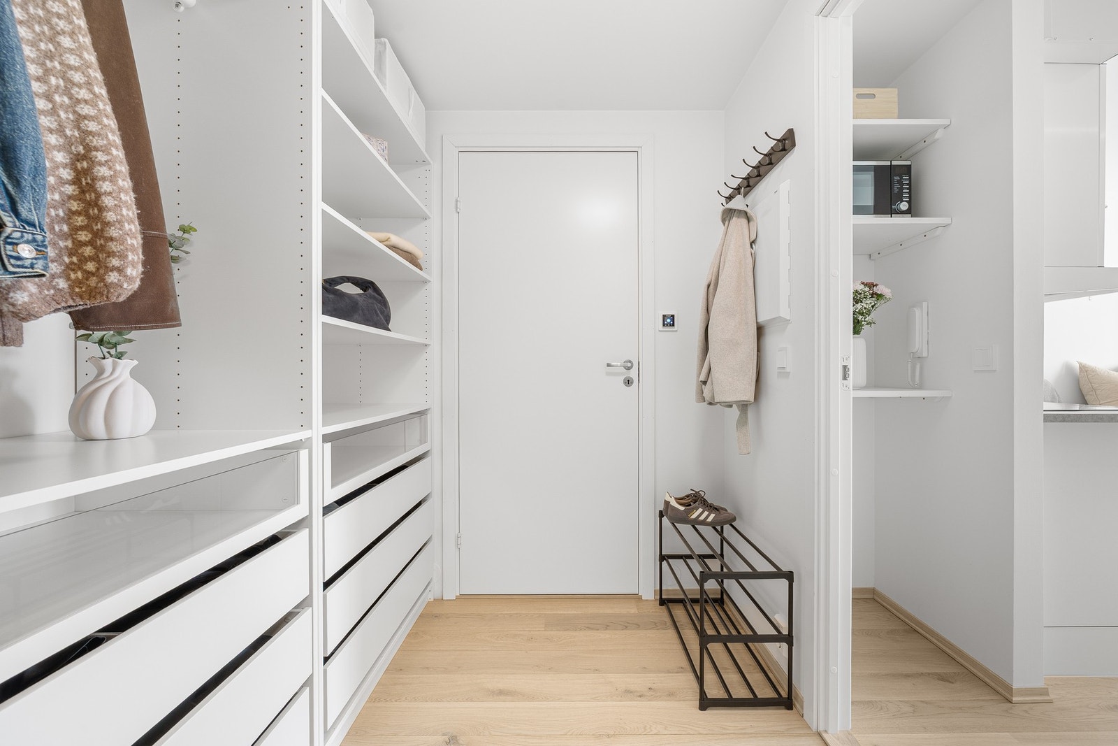 I entréen er det en elegant og gjennomtenkt garderobeløsning som er nøyaktig tilpasset arealet. Den utnytter både høyde og bredde svært godt og gir rikelig med oppbevaringsplass, noe som skaper et ryddig og innbydende førsteinntrykk. Galleribilde