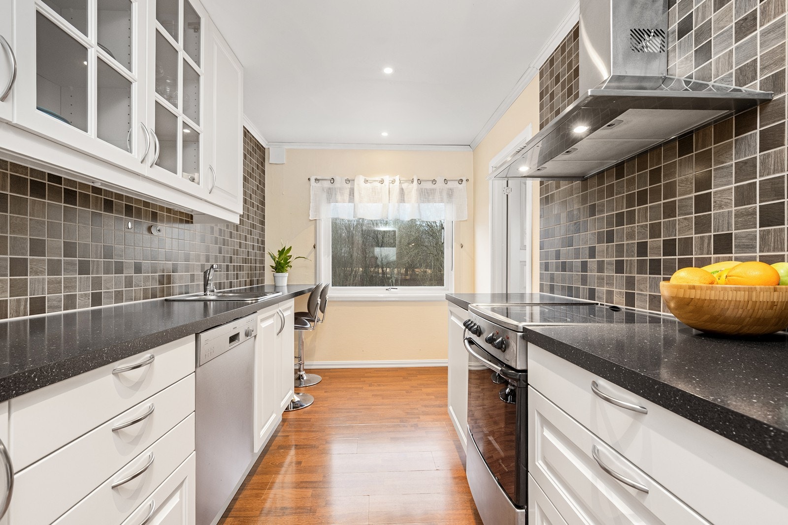 Fliser mellom skapene gir en praktisk og lettstelt kjøkkenvegg. Galleribilde