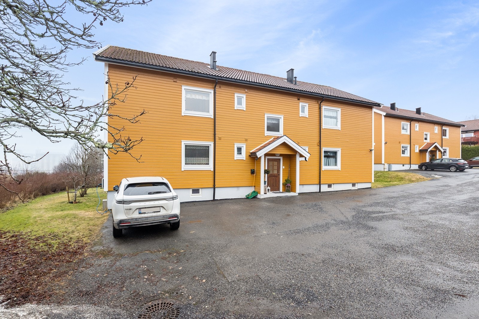 Hovedinngangen har profilerte, lyse dører og gir tilgang til felles gang. Galleribilde