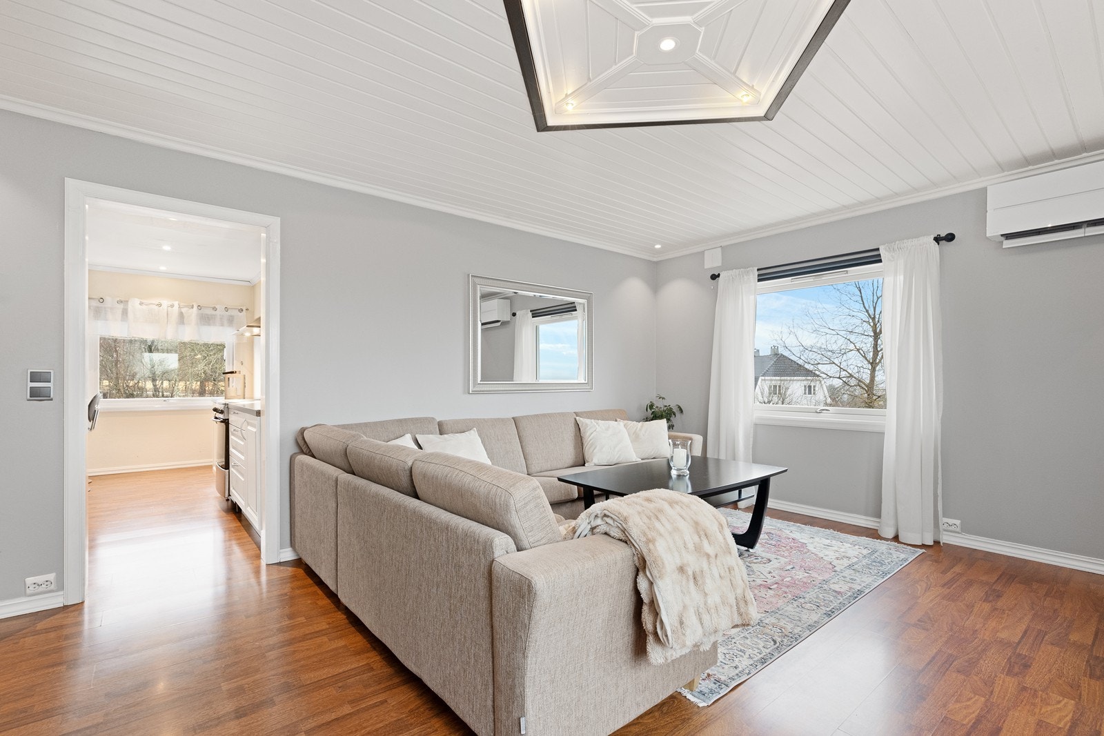 Luft/luft varmepumpe fra 2019 sikrer effektiv oppvarming i stuen. Galleribilde