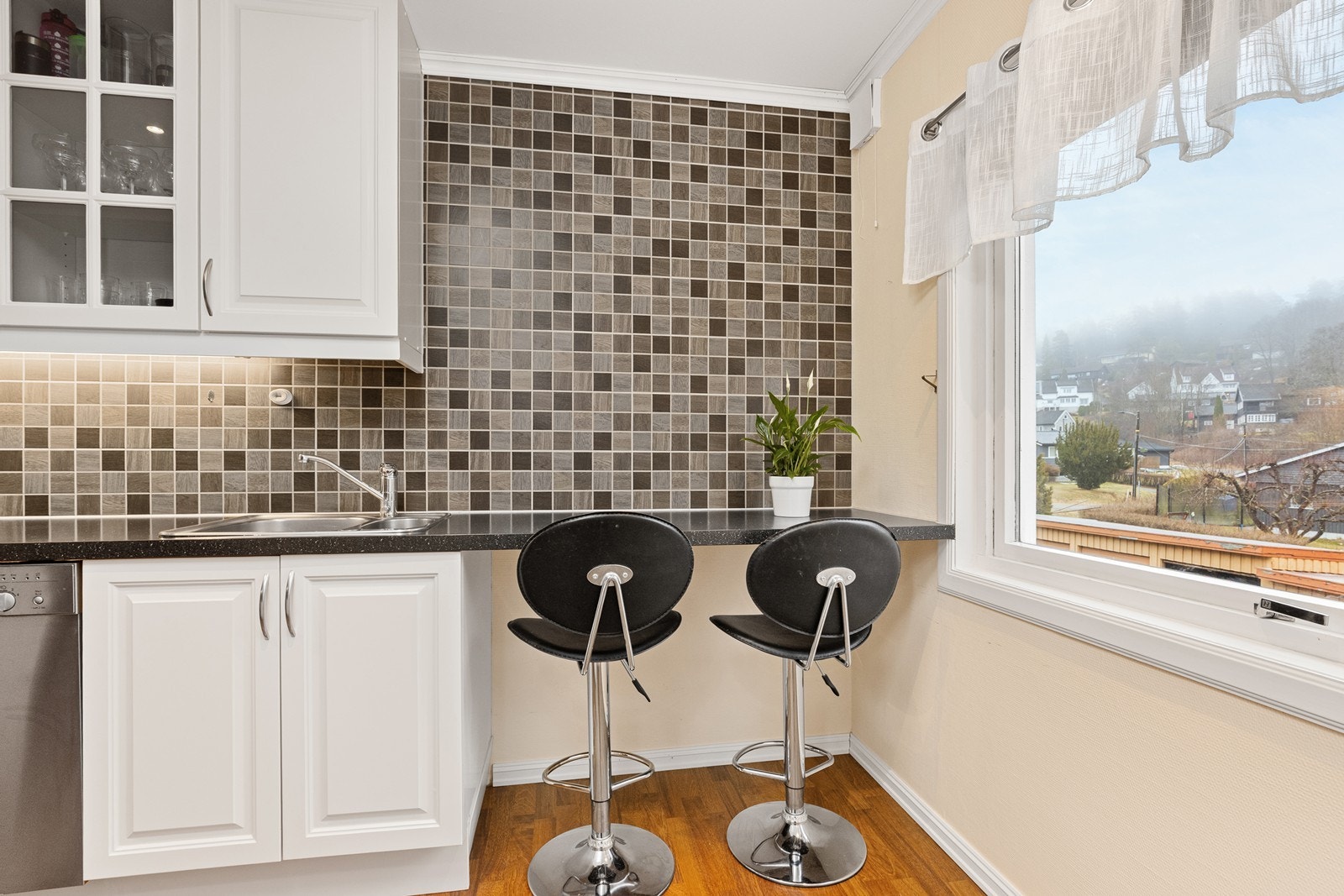 Plass til liten spisegruppe ved vinduet gir en hyggelig frokostplass. Galleribilde