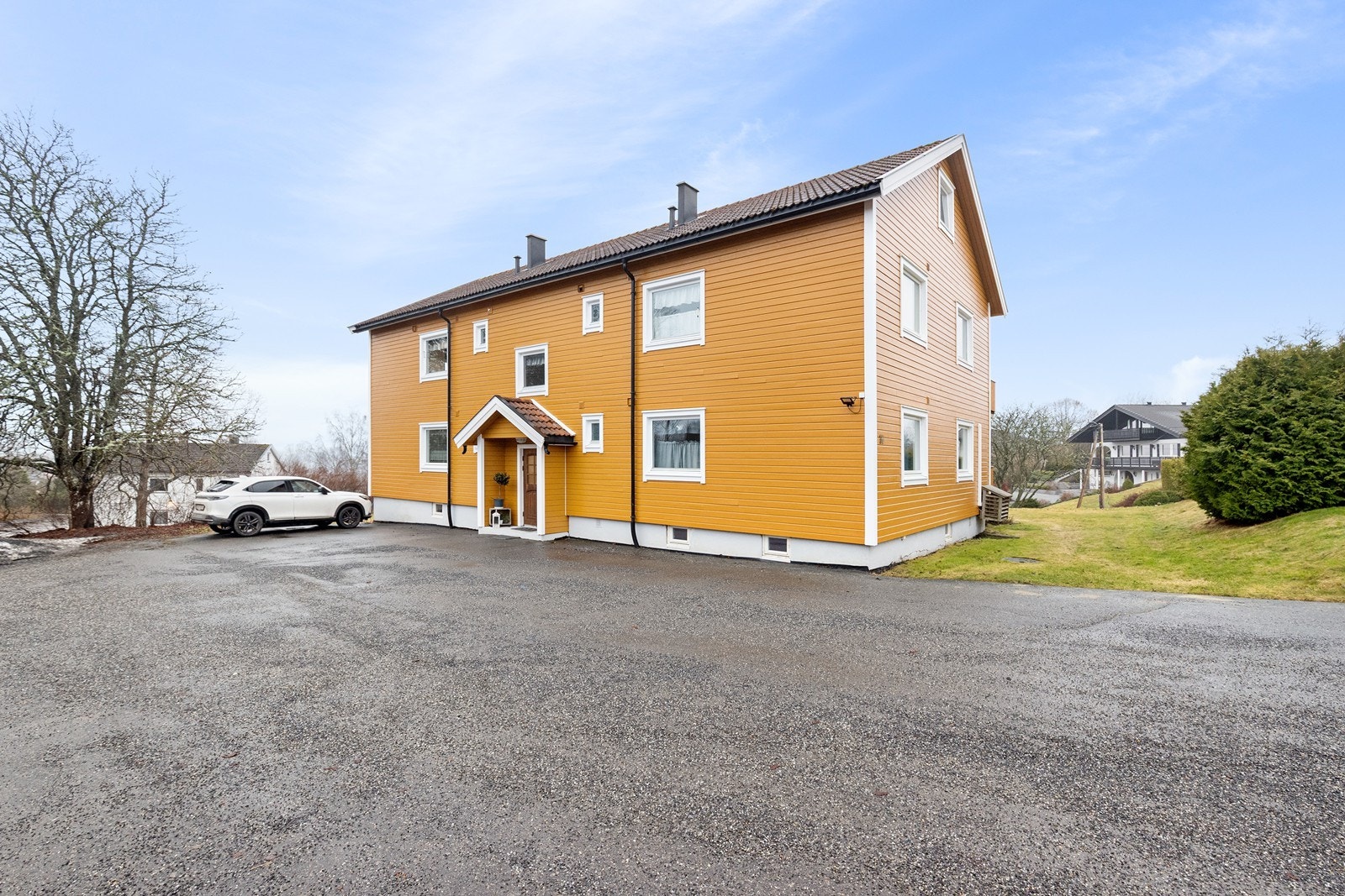 Gruset parkeringsplass gir praktisk parkering rett ved inngangen. Galleribilde