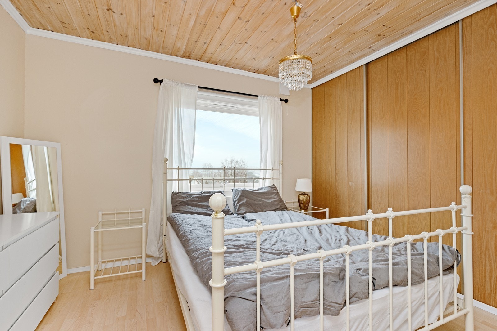 Garderobeløsning med skyvedører gir effektiv oppbevaring i soverommet. Galleribilde