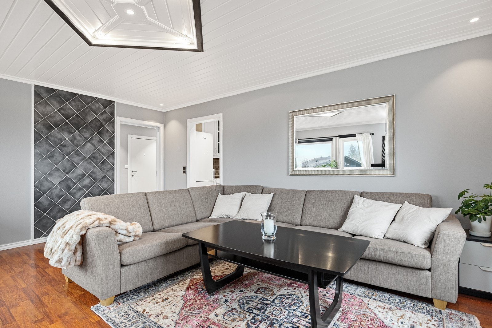 Malte plater i himling og vegger gir et rent og vedlikeholdsfritt uttrykk. Galleribilde