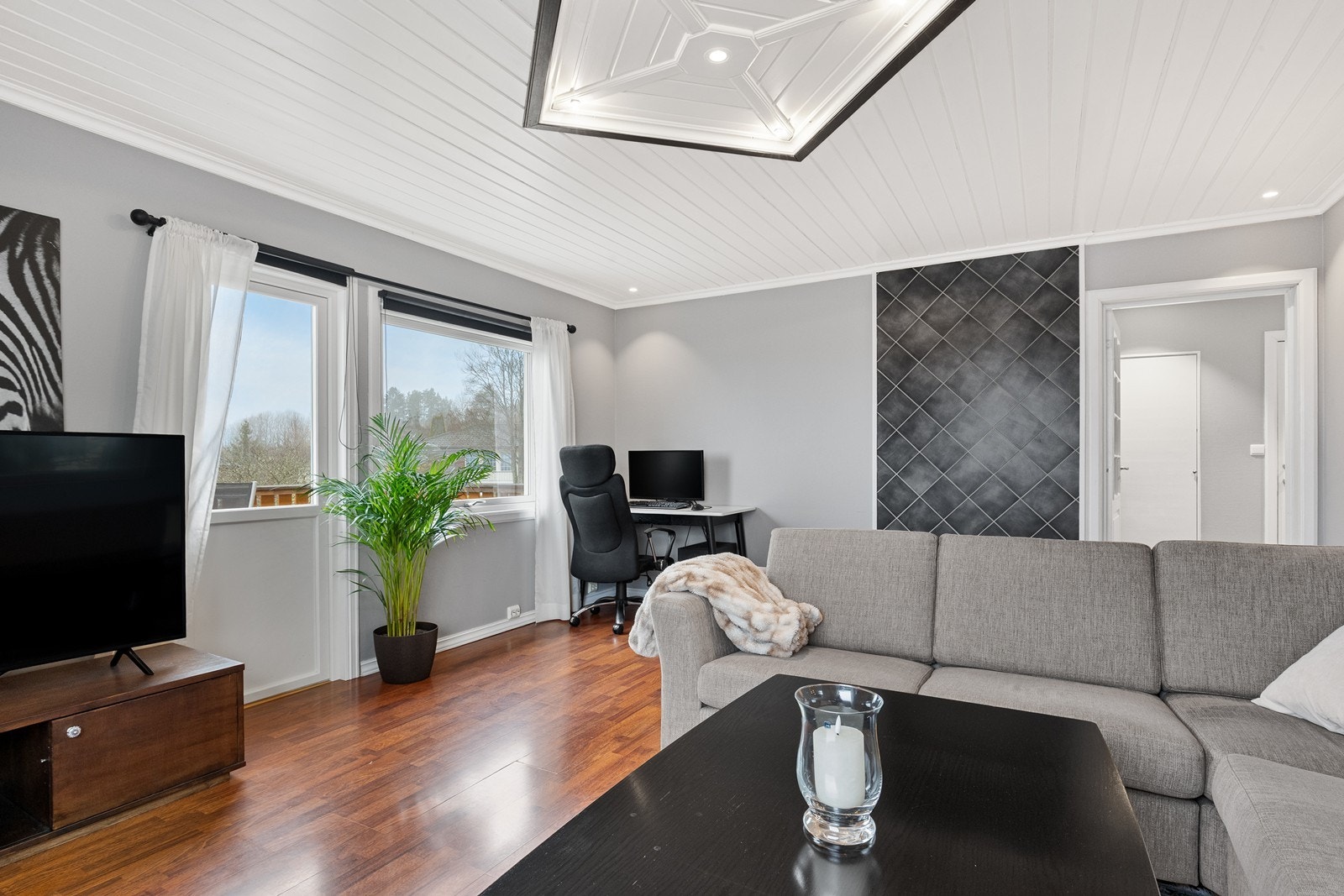 Store vinduer gir godt lysinnslipp og utsikt mot grøntområde. Galleribilde