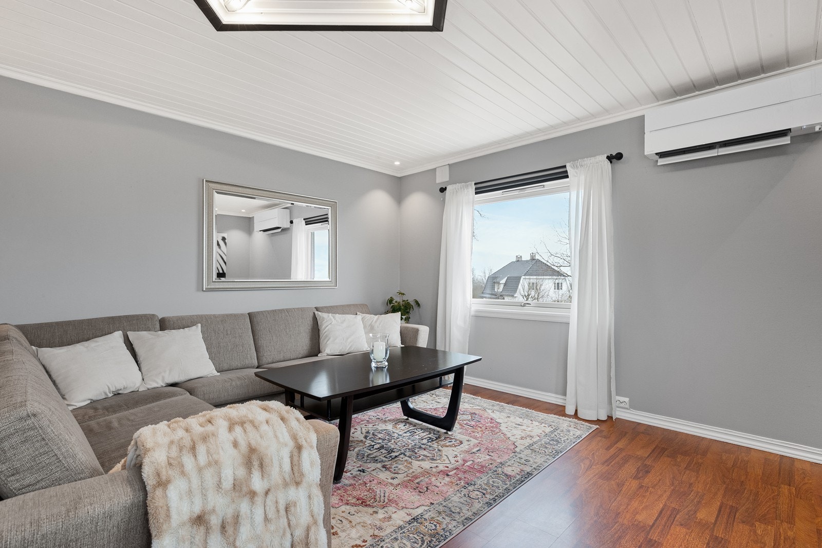 Stuen har laminatgulv som gir et slitesterkt og lettstelt underlag. Galleribilde