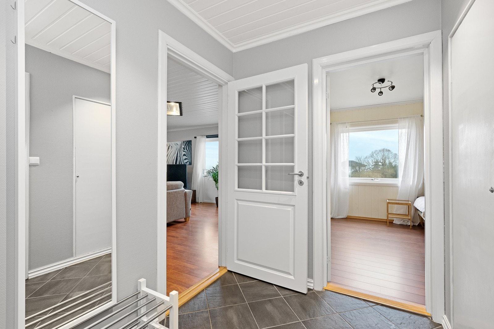 Flislagt gulv gir et praktisk og slitesterkt inngangsparti. Galleribilde