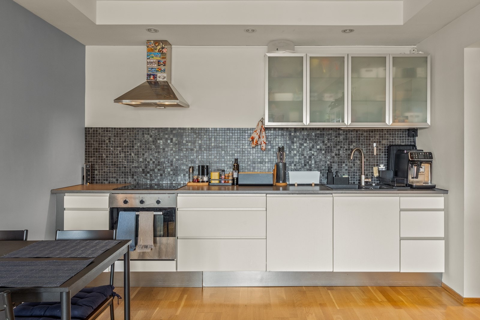 Kjøkkeninnredning fra 2012. Benkeplate, servant, blandebatteri og mosaikkfliser satt inn i 2019. Galleribilde