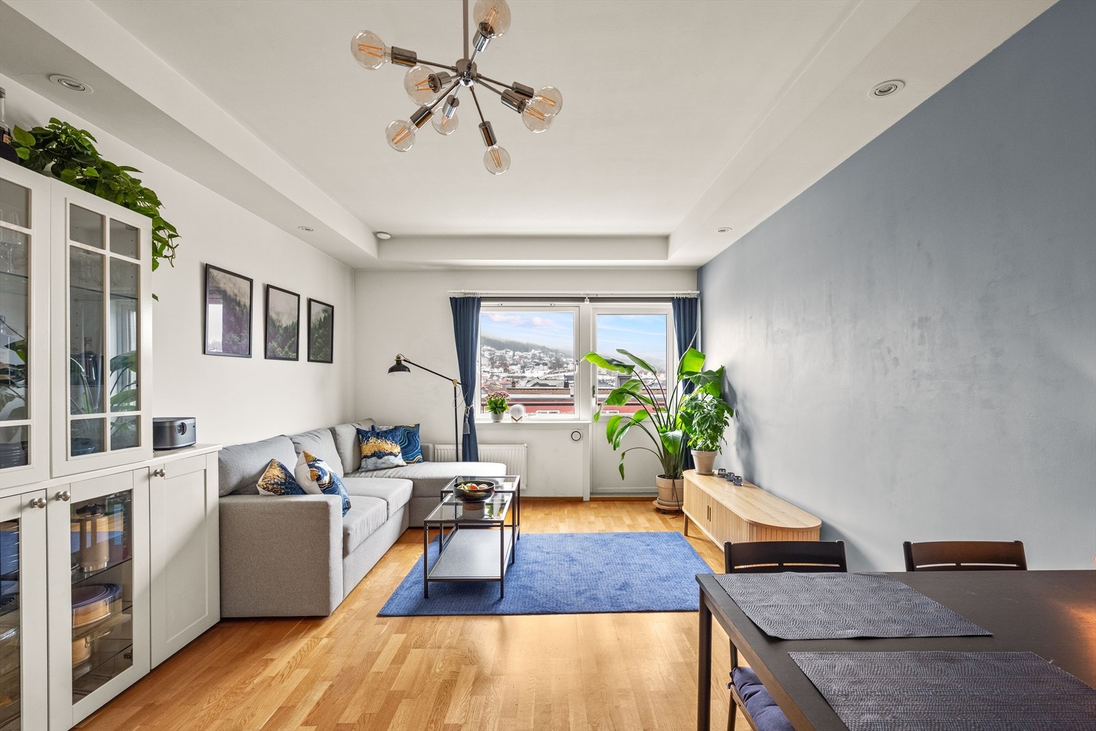 Velholdt og gjennomgående 3-roms selveierleilighet med god intern beliggenhet i øverste etasje med heis i oppgangen. Galleribilde