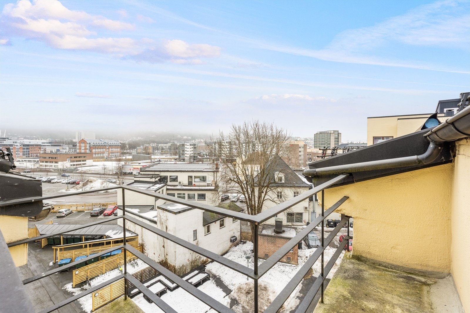 Fra hovedsoverommet har man utgang til en balkong som vender ut mot bakgården. Galleribilde