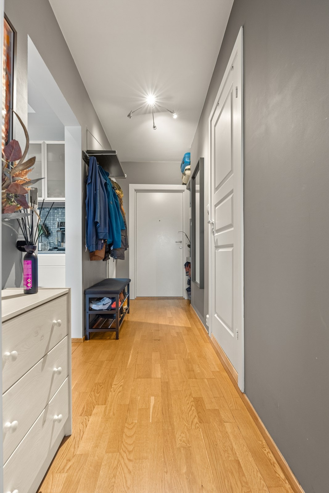 I gangen er det en nisje for å henge fra seg yttertøy og sette fra seg sko. Galleribilde