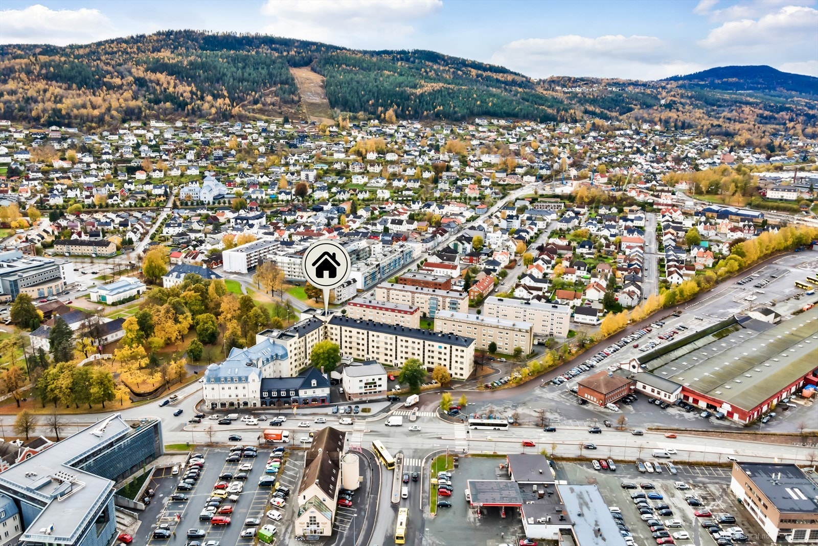 Det er gangavstand til flere matbutikker i området, blant annet døgnåpen Joker som ligger like utenfor boligen. Galleribilde