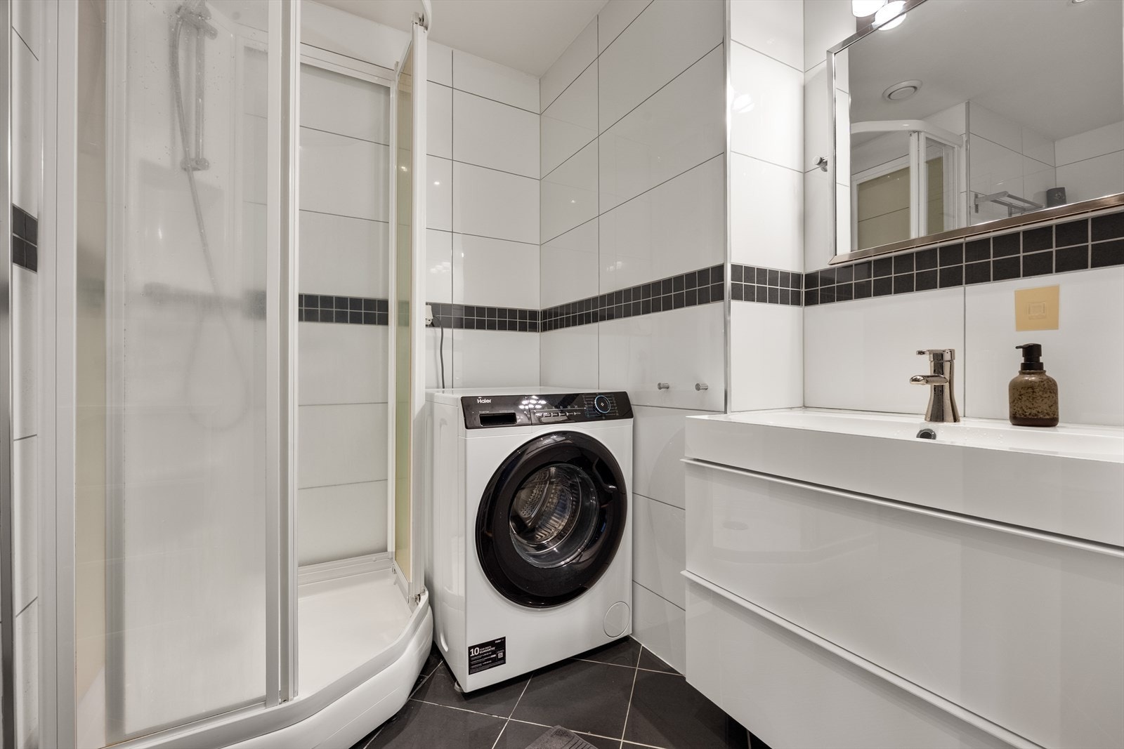 Røropplegg for vaskemaskin. Galleribilde