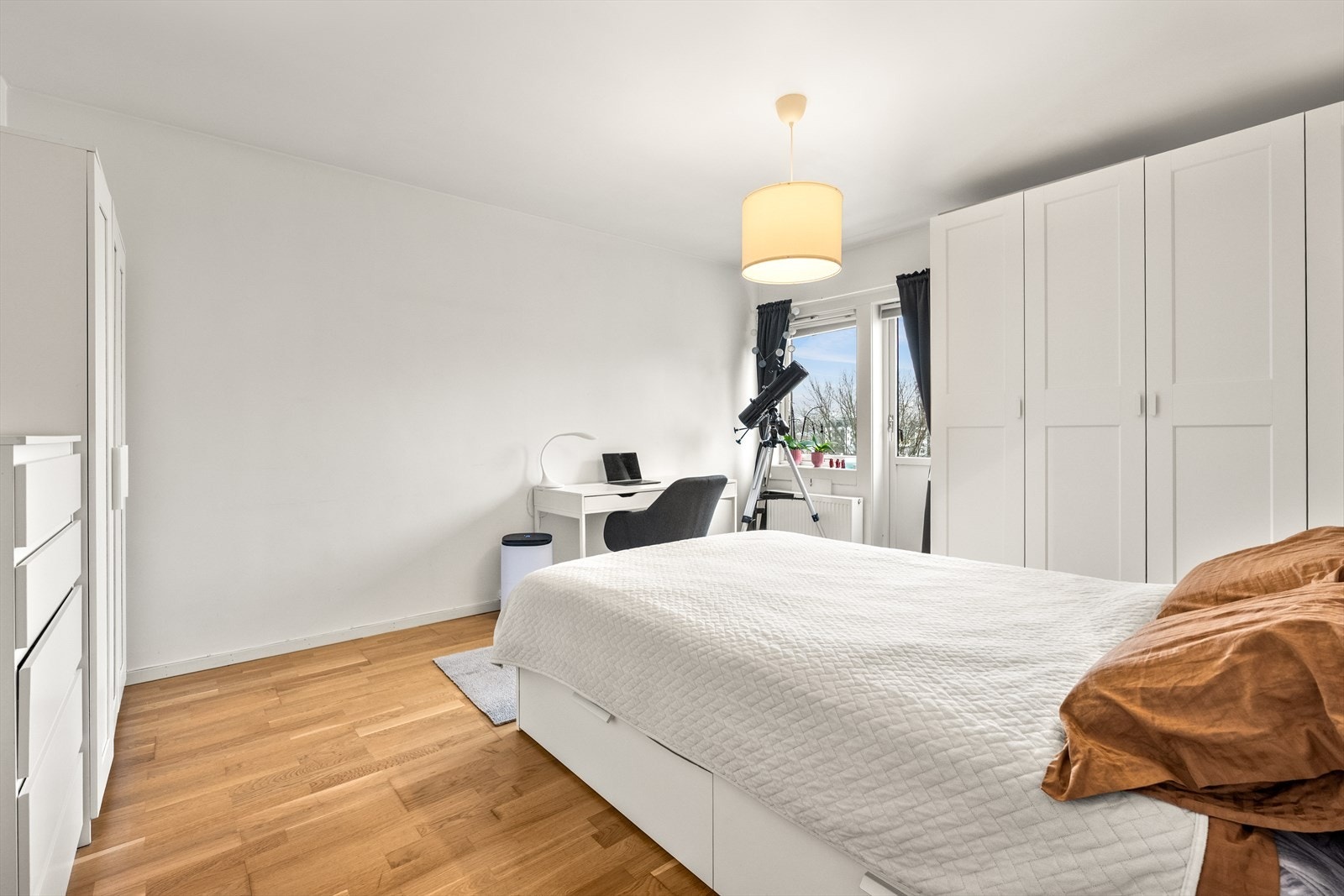 Her har man godt med garderobeskap og plass til stor dobbeltseng og kontorpult. Galleribilde