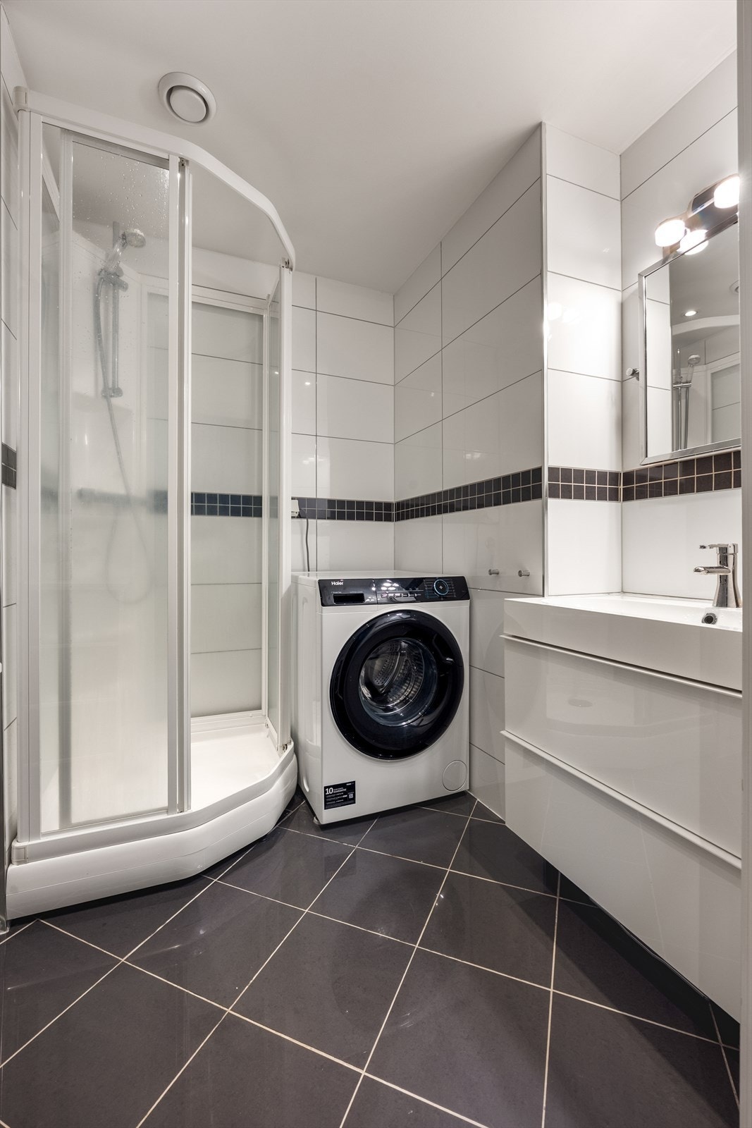 Helfliset bad med varmekabler i gulv og downlights i himling. Ihht. tidligere salgsoppgave er badet oppusset i 2012. Galleribilde