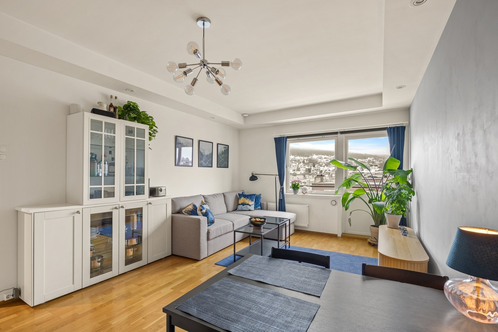 Store deler av leiligheten er oppusset i 2012 og 2019 ihht. tidligere salgsoppgave. Galleribilde