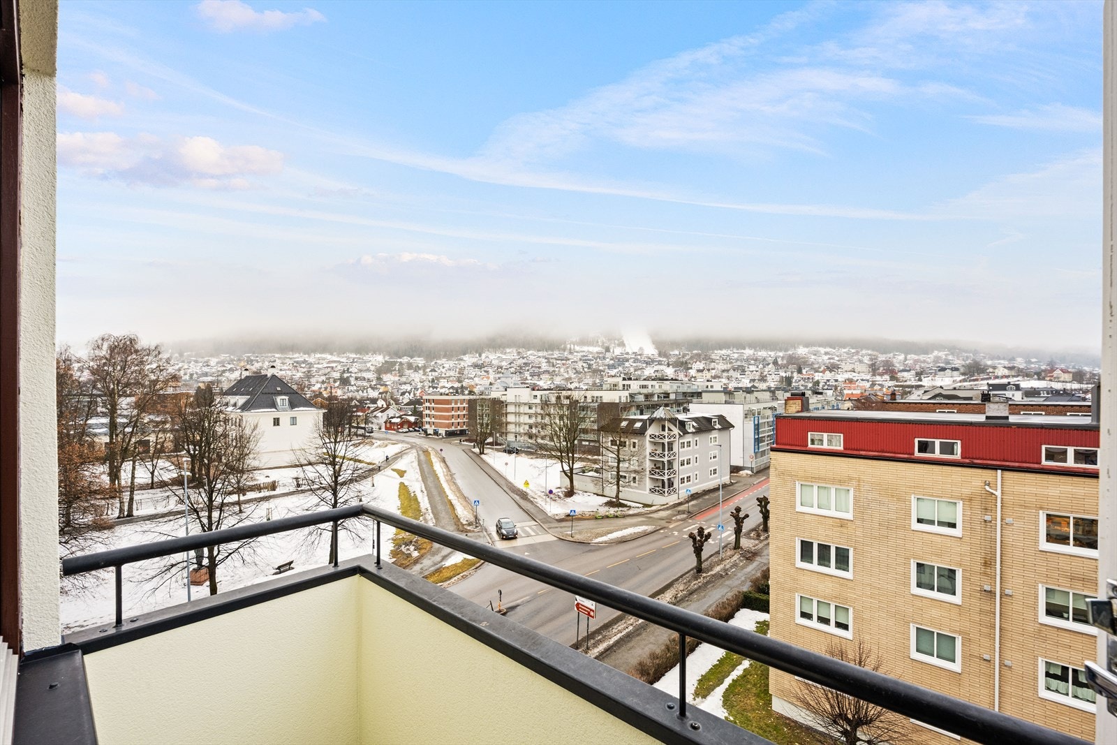 Leiligheten har to balkonger. Balkongen fra stuen har flott utsikt over Danvik og mot Haukåsløypa/Strømsåsen. Galleribilde