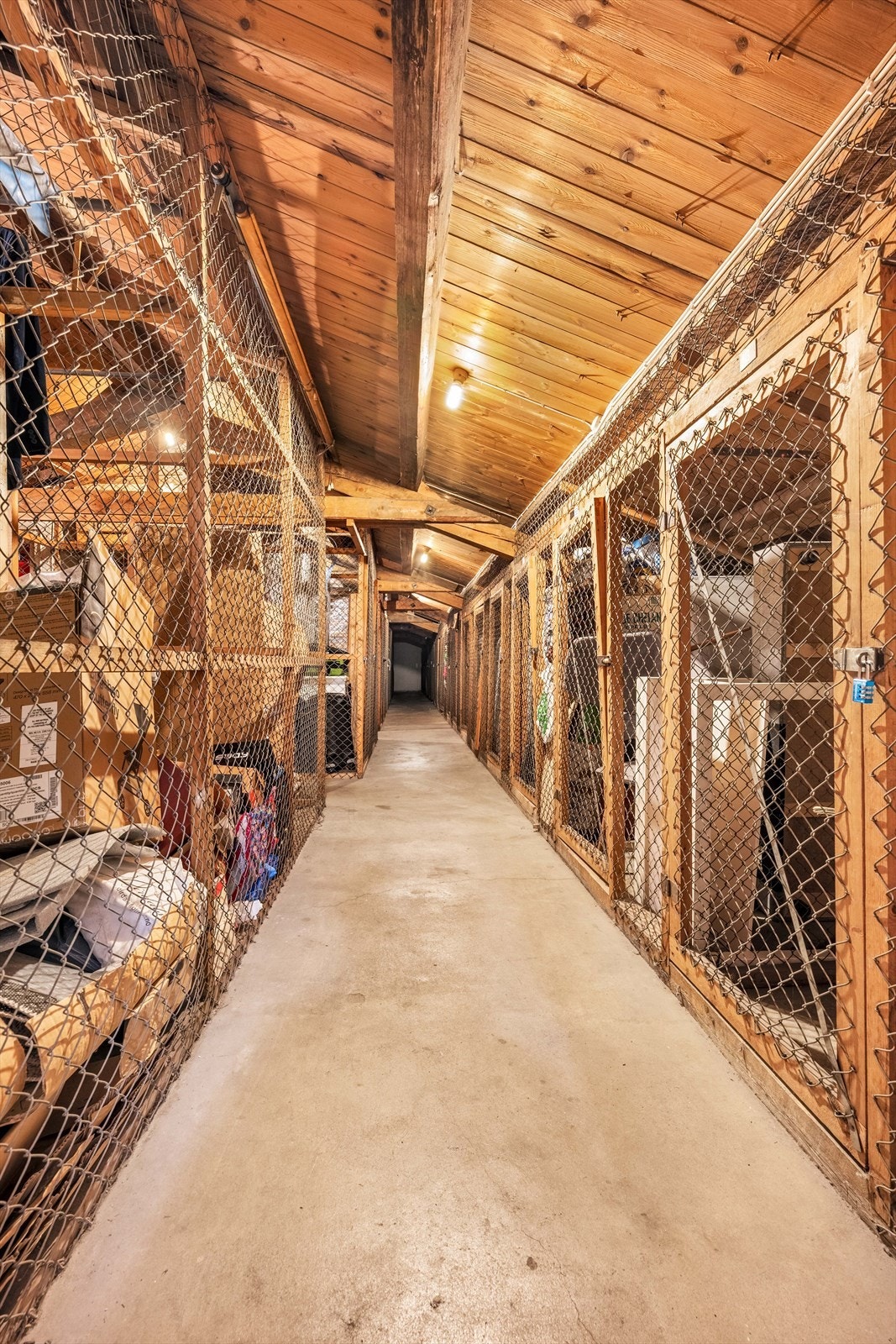 Leiligheten disponerer 2 boder. Den ene boden er i samme etasje som leiligheten mens den andre ligger i kjeller. Galleribilde