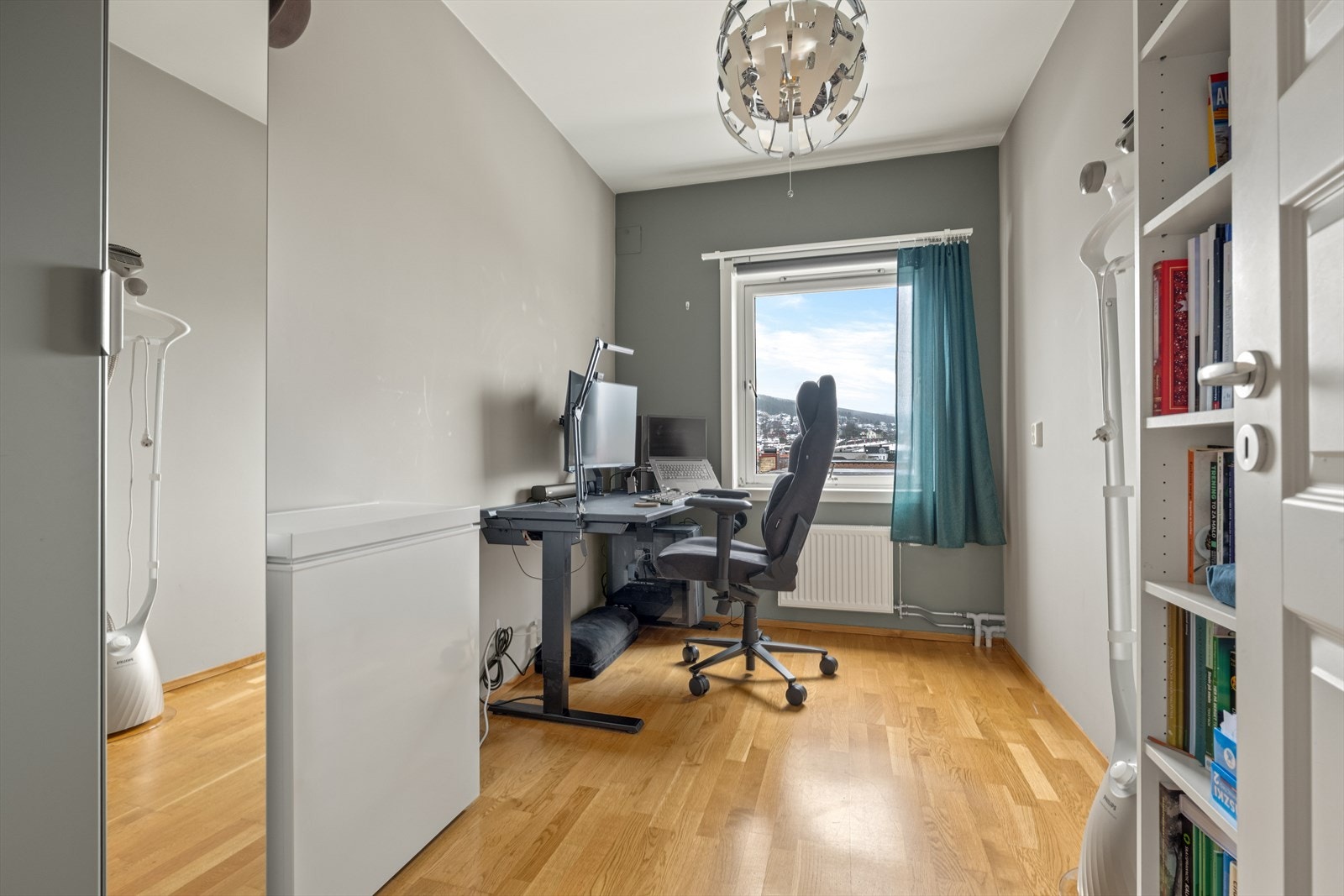 Boligens andre soverom er i dag innredet som kontor og har garderobeskap. Galleribilde