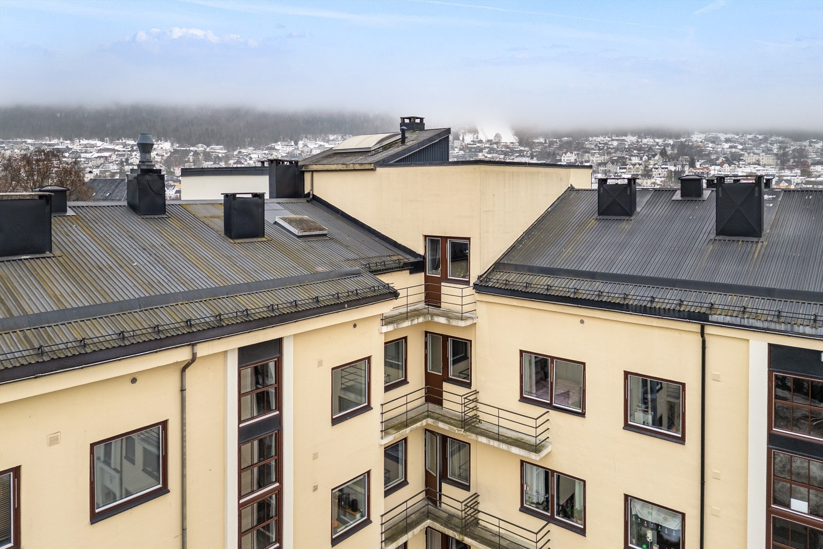 Topp- og hjørnebeliggenhet med balkong vendt ut mot bakgården. Galleribilde