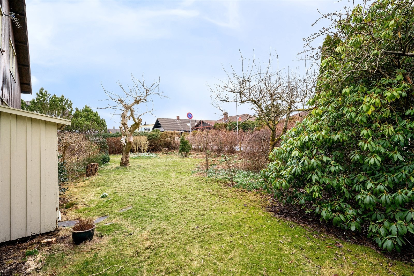 En meget romslig tomt med rom for enhver anledning. Ulik beplantning i flere soner og boltreplass for liten og stor. Galleribilde