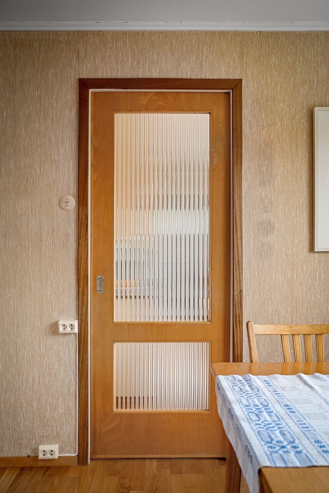 Lekre detaljer fra epoken med skyvedør i tre og rillet glassvindu for lysinnslipp, men ikke innsyn. Galleribilde