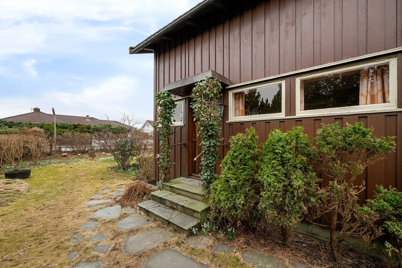 En av to innganger. Romslige uterom med plass for enhver anledning. Galleribilde