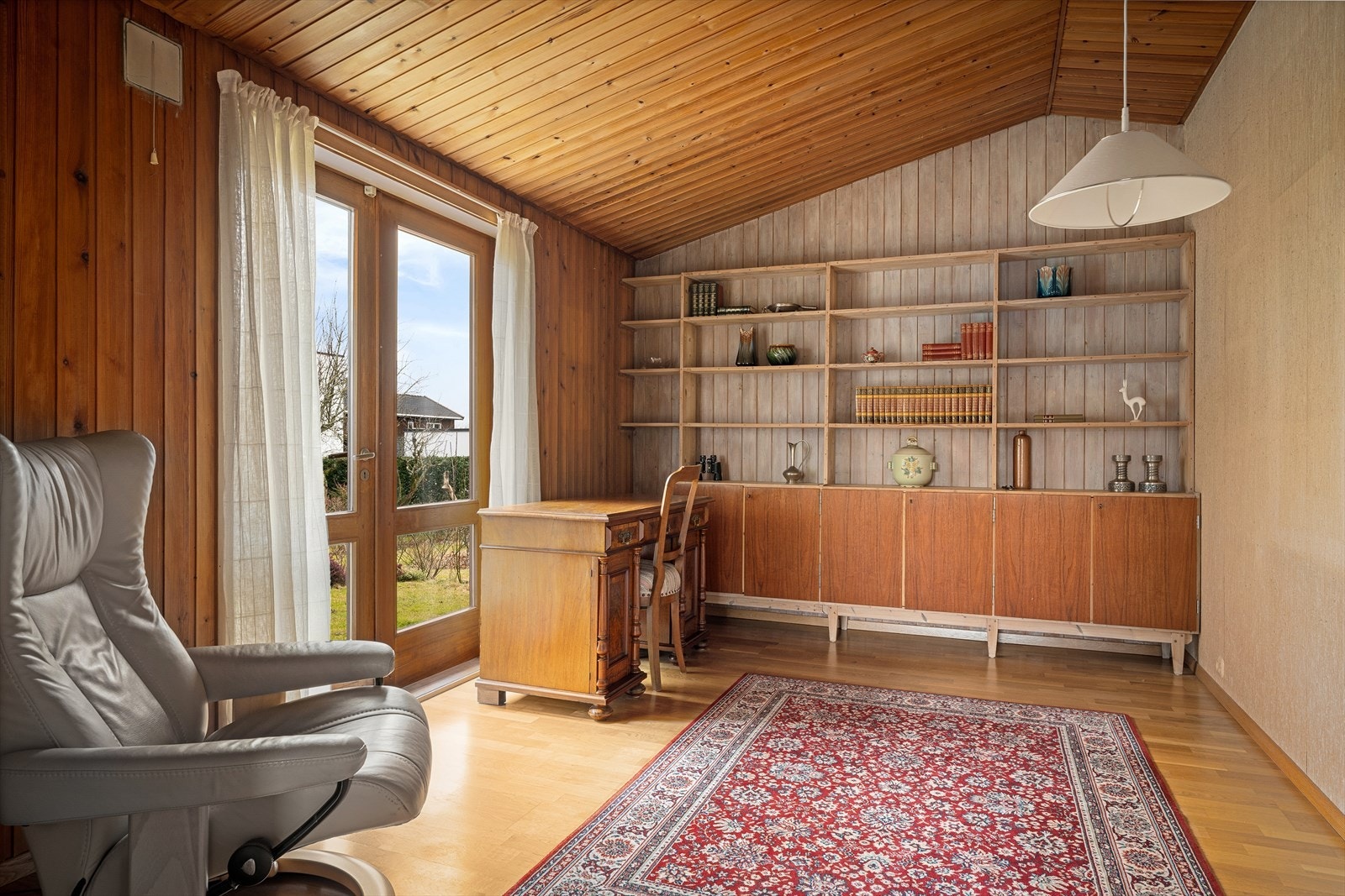 Arbeidsrom/kontor/Tv-stue, evt soverom med utgang til hagen. God takhøyde og rom for innredning av flere typer og behov. Galleribilde