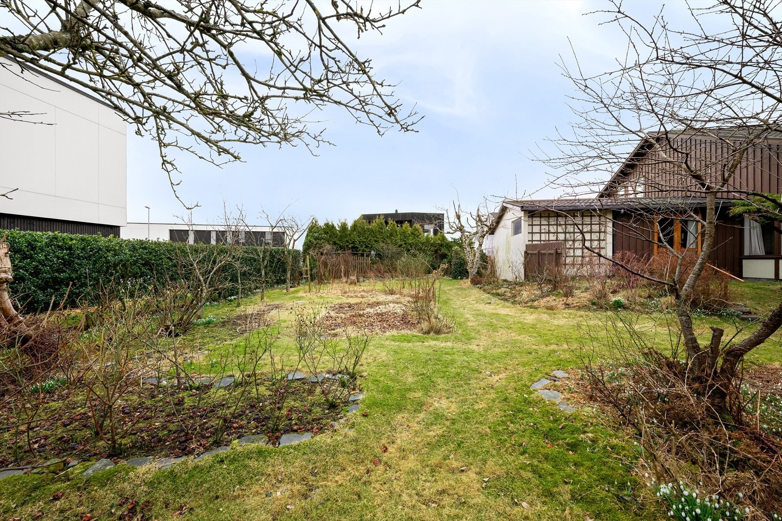 Ut i hagen har du rikelig med soner for ulik beplantning, boltreplass, lek og moro. Her er noe for alle og enhver anledning. Luftig og solrikt. Galleribilde