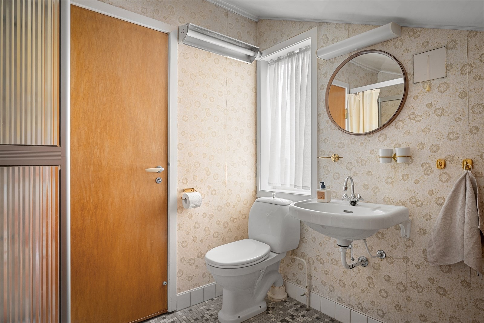 Romslig baderom med dusjkabinett. Galleribilde