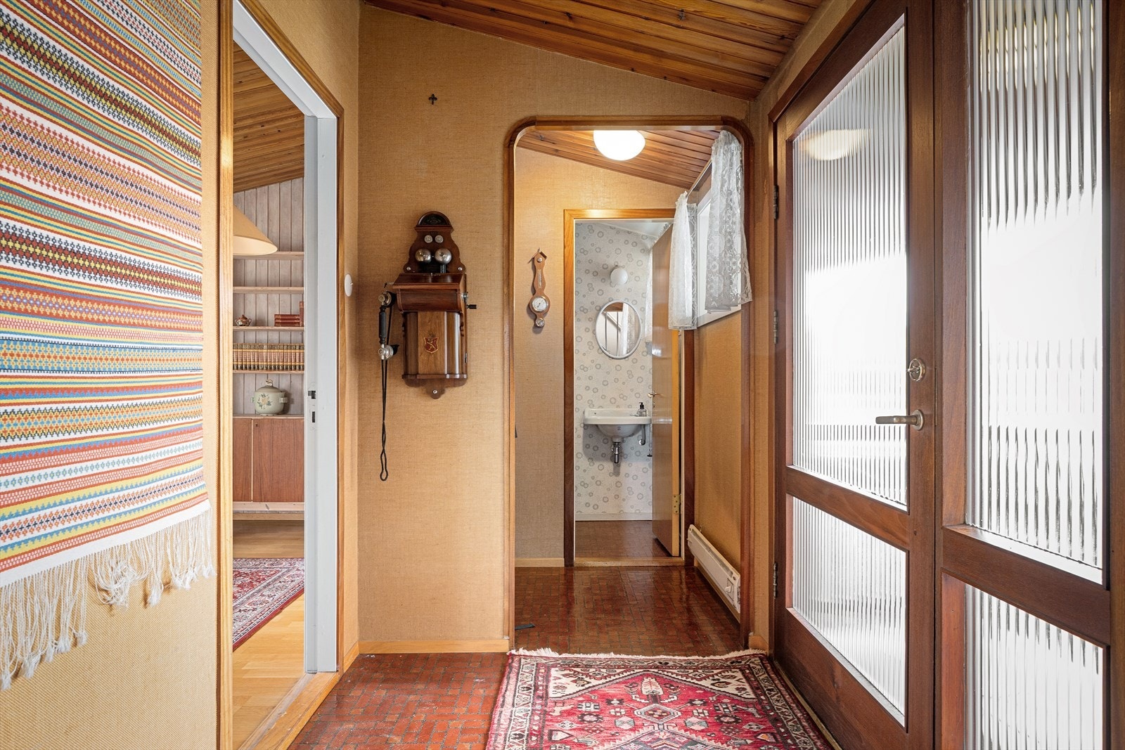 Hovedentre og gang med stilfulle arkitektoniske detaljer som dører med glass, bruken av tre og trapp med stålspiler. Rom for sittebenk, kommoder og mer. Galleribilde