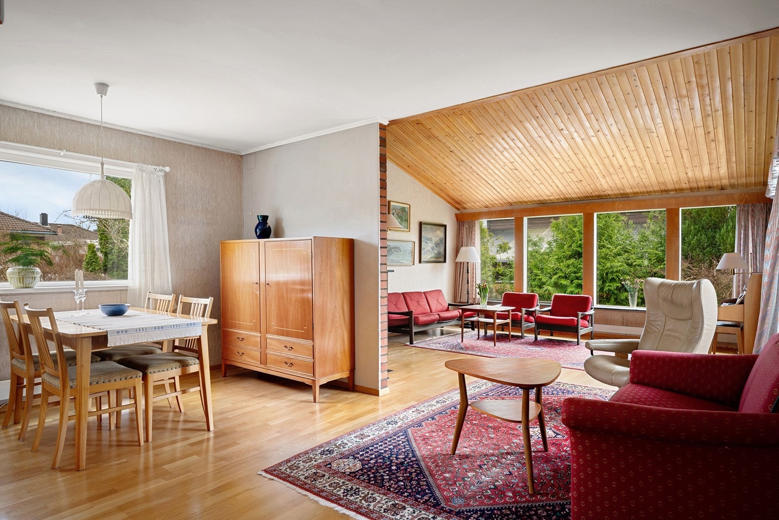 En innbydende og romslig stue med mye naturlig lys og utsyn til egen hage. Rikelig med plass til flere soner møblering og langbord for høytider. Galleribilde