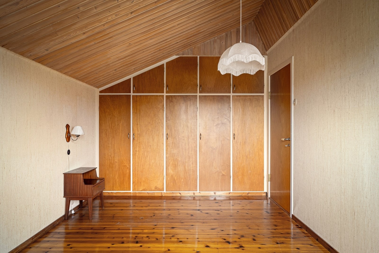 Svært soverom med mye oppbevaring i stedbyggede skap. Ekstra takhøyde og rom for både gaming/kontor og seng for en ungdom. Galleribilde