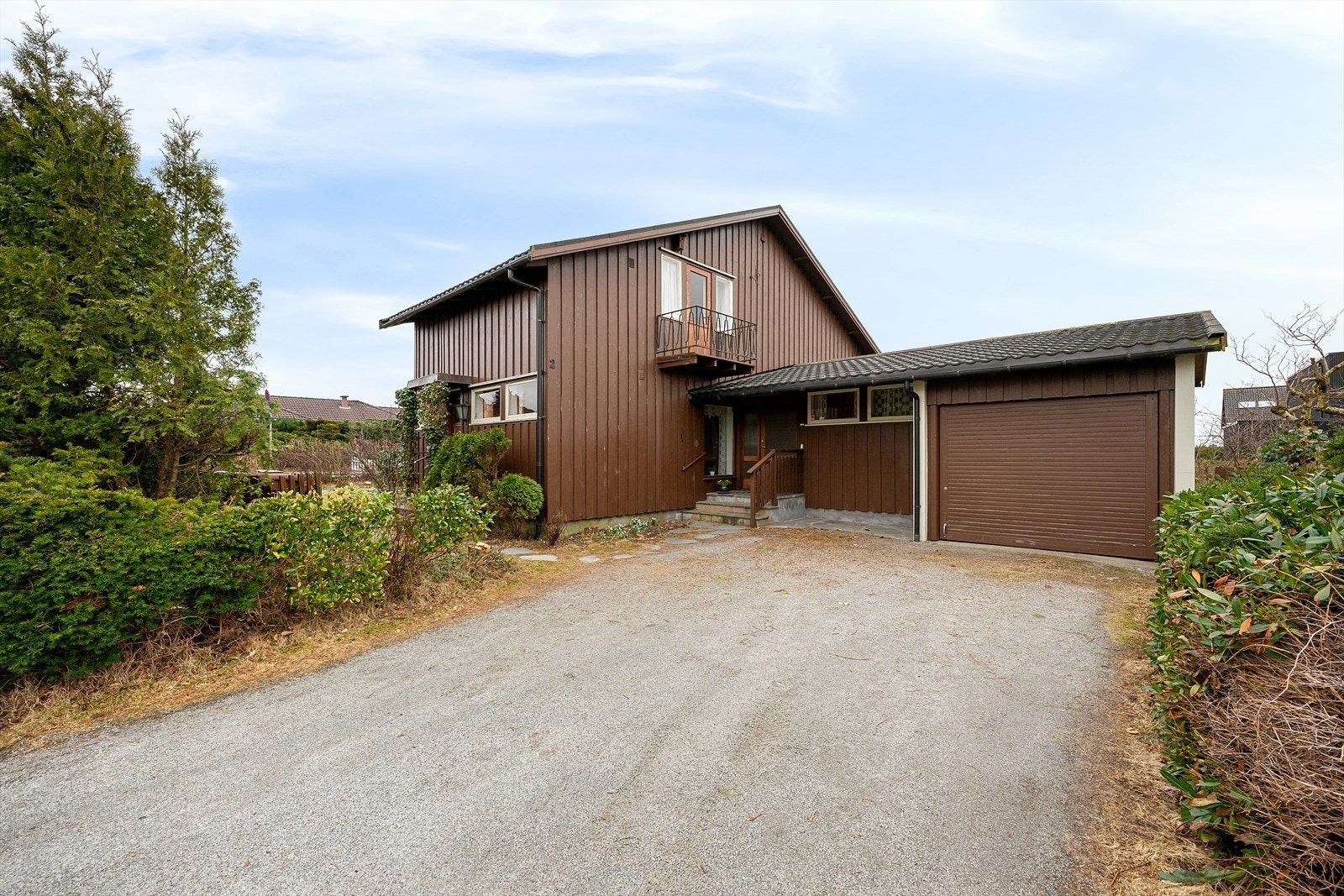 Romslig gårdsrom med plass til flere biler i tillegg til garasjen. Galleribilde