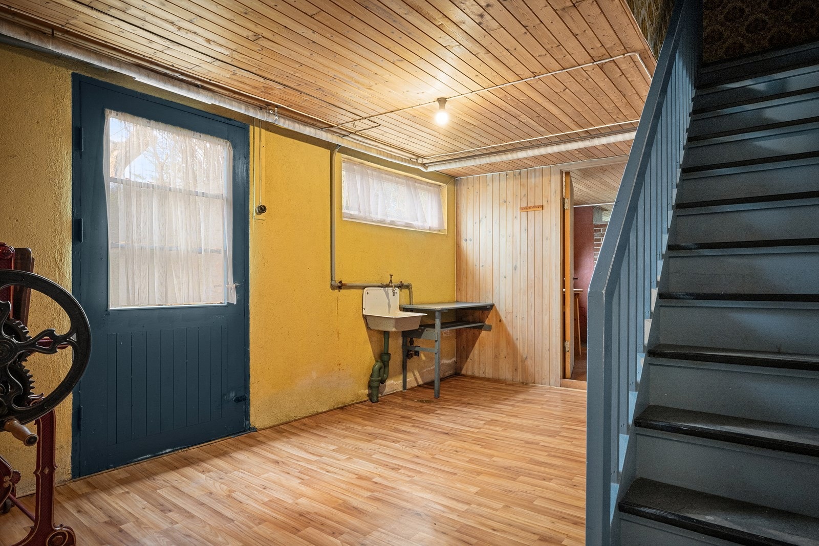 Gang med inngang i kjeller. God lagringsplass også her. Galleribilde