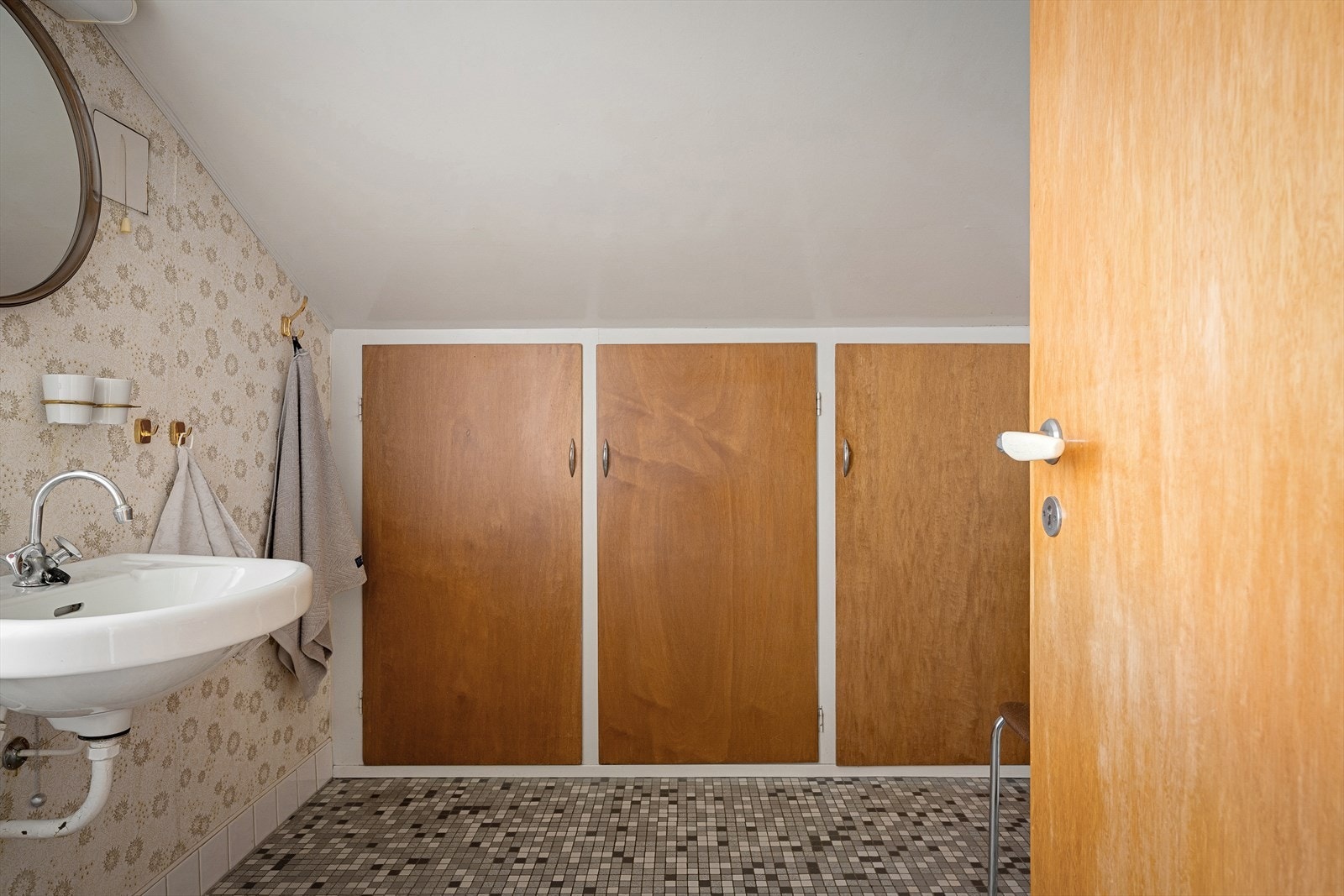 Igjen mye oppbevaring med stedbyggede skapdører foran knevegger. Galleribilde