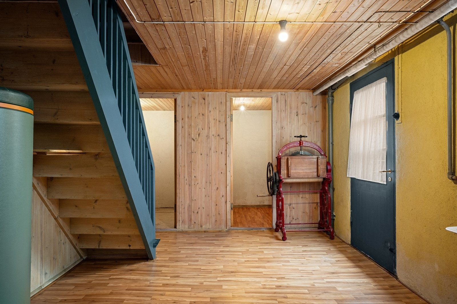 Gang med inngang i kjeller. God lagringsplass også her. Galleribilde