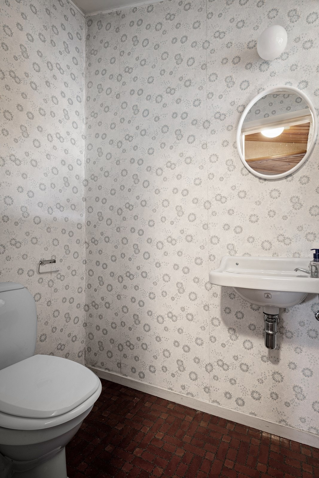 Gjestetoalett inn fra entre/gang er praktisk plassert. Galleribilde