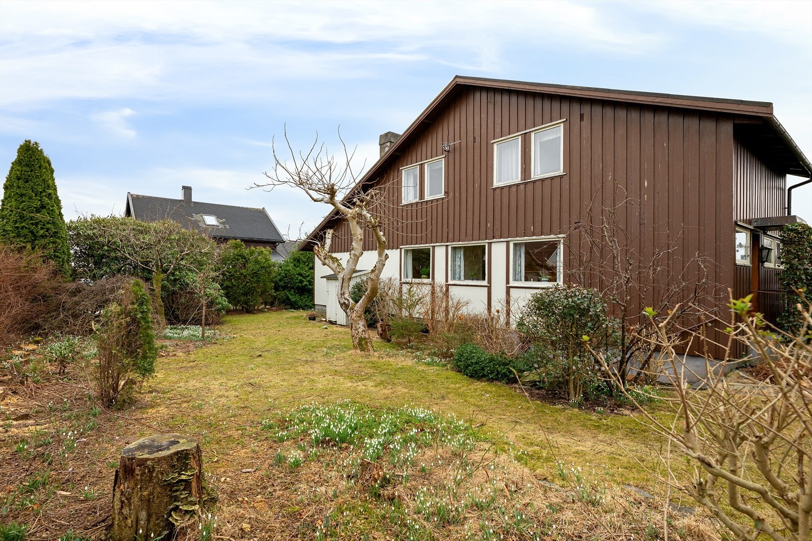 En meget romslig tomt med rom for enhver anledning. Ulik beplantning i flere soner og boltreplass for liten og stor. Galleribilde