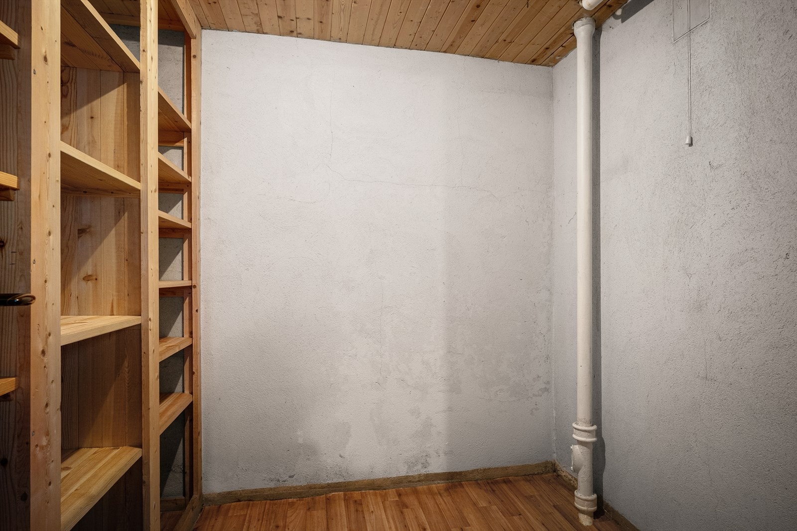 Matbod med hyller for god oppbevaring. Galleribilde