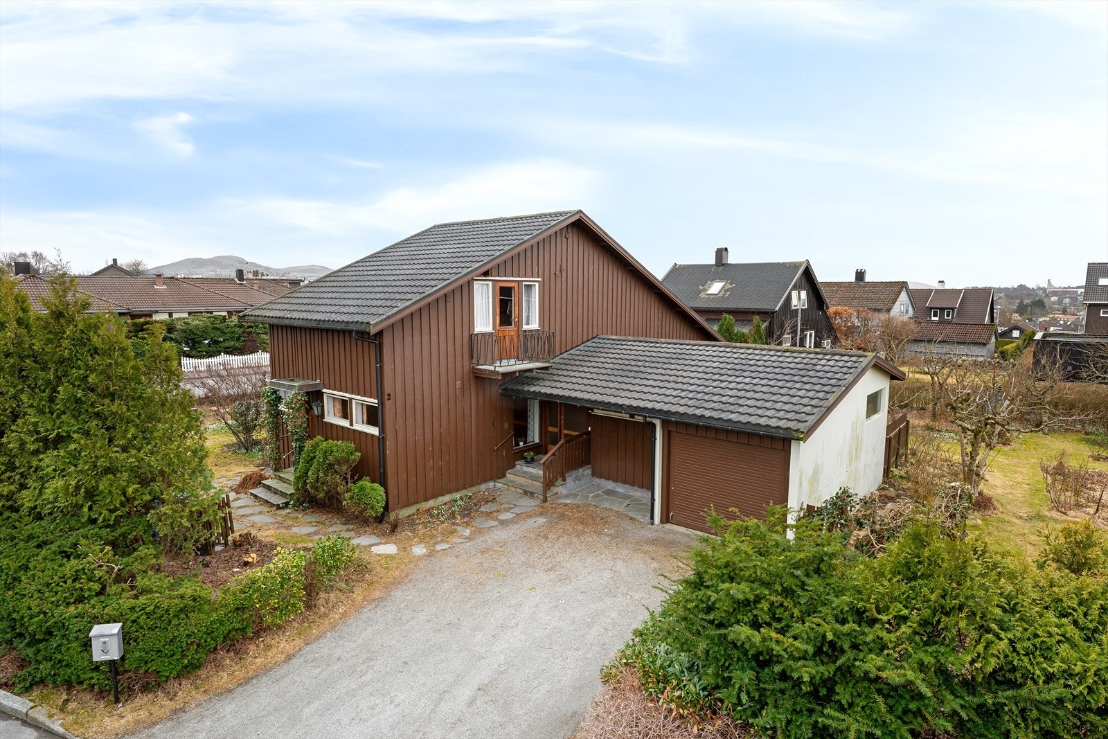 En meget romslig eiendom hvor du har rikelig med boltreplass for liten og stor, samt dyr. Ønsker du å bygge nytt hus har du et svært godt utgangspunkt. Kanskje dere er to familier som vil bygge hvert sitt? Galleribilde