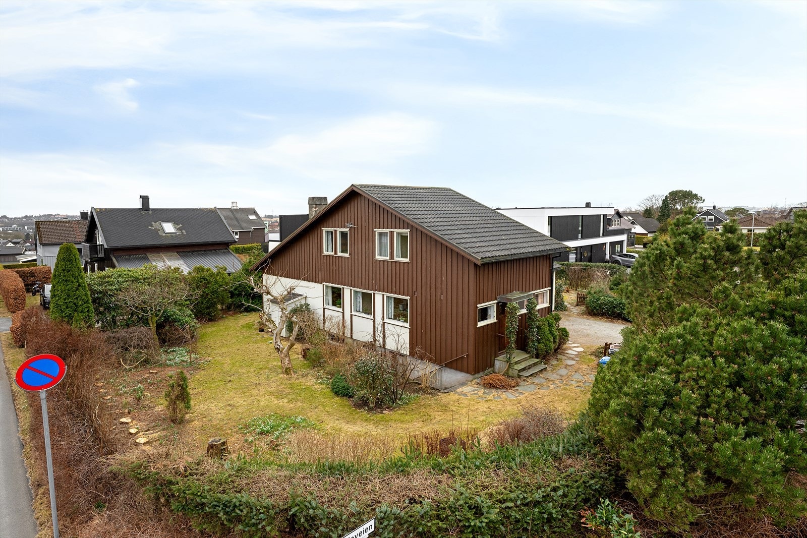 Skjermet med hekk rundt hele eiendommen. Tak fornyet i 2006 med stålplater. Solrikt fra tidlig til sent. God plass for den med grønne fingre, evt muligheter for påbygg eller ombygging (Søknadspliktig Sandnes kommune). Galleribilde