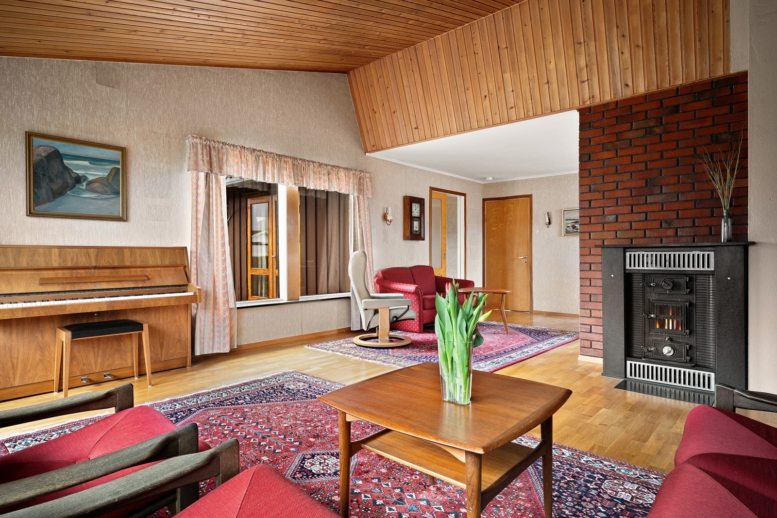 Vedfyrt oppvarming for ekstra kalde dager. Takhøyde og utforming med kontraster som murstein og tre. Galleribilde