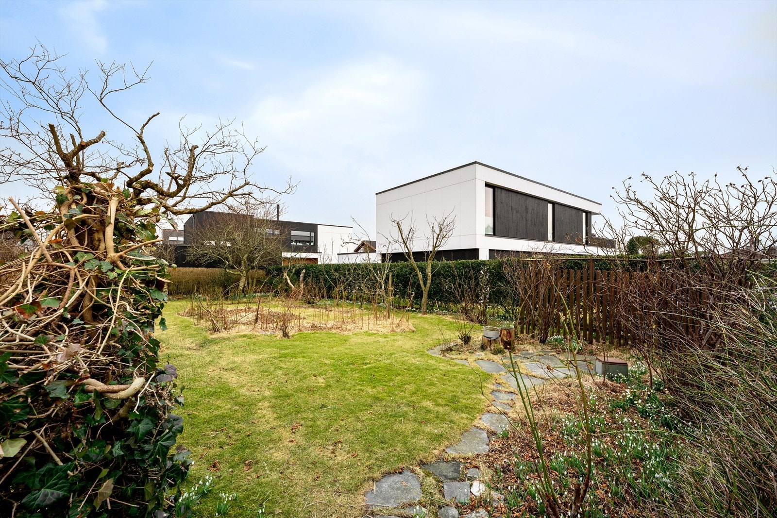 Ut i hagen har du rikelig med soner for ulik beplantning, boltreplass, lek og moro. Her er noe for alle og enhver anledning. Luftig og solrikt. Galleribilde