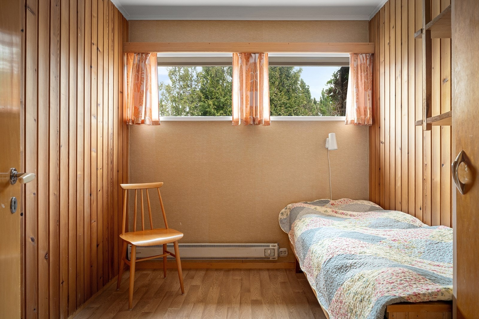 Soverom i hovedetasjen er 1 av 4 i boligen. Galleribilde