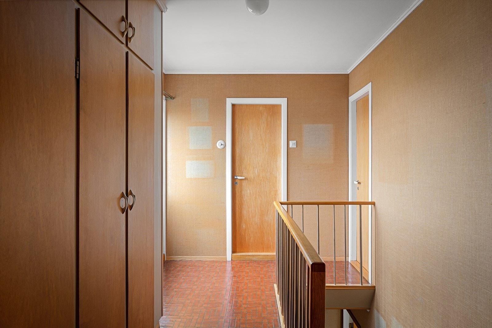 Stedbyggede skap i gang oppe bidrar til gjennomgående god oppbevaring. Galleribilde