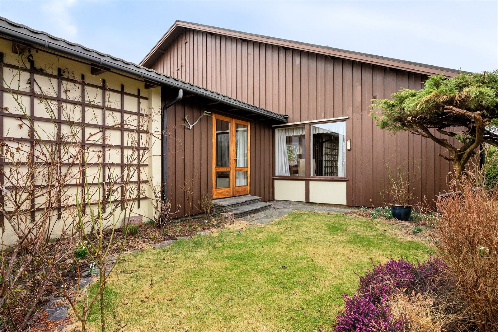 Ut i hagen har du rikelig med soner for ulik beplantning, boltreplass, lek og moro. Her er noe for alle og enhver anledning. Luftig og solrikt. Galleribilde